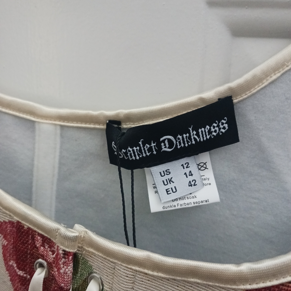 Dollhouse Floral Lace-Up Cream Crop Top - Picture 3 of 9